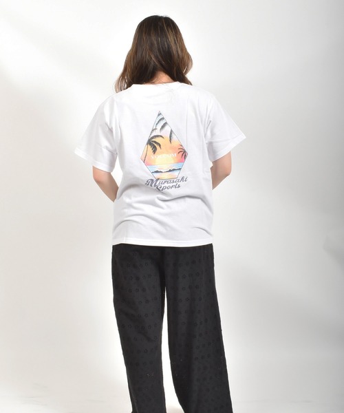 ムラサキスポーツ(ムラサキスポーツ)の「【ムラサキスポーツ限定】MURASAKI ムラサキ × VOLCOM ボルコム 半袖 コラボレーション Tシャツ BG05CU03(Tシャツ/カットソー・レディース・ホワイト/イエロー・M/L)」の6枚目の写真