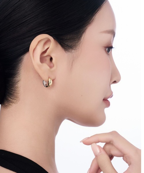 Lyvi(ライビィ)の「Melting Gloss Hoop Pierce-Contrast Edition / 金属アレルギー対応(ピアス(両耳用)・レディース・ゴールド系その他・FREE)」の2枚目の写真