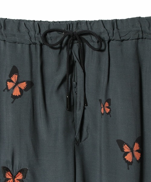 mando（マンド）の「mando / DADAIST BUTTERFLY PANTS《ESTNATION EXCLUSIVE》（その他パンツ・メンズ・ダークブラック/ライトホワイト・2/3）」の7枚目の写真