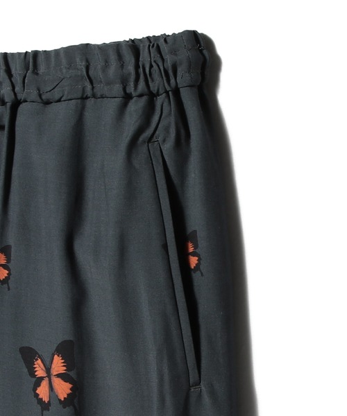 mando（マンド）の「mando / DADAIST BUTTERFLY PANTS《ESTNATION EXCLUSIVE》（その他パンツ・メンズ・ダークブラック/ライトホワイト・2/3）」の6枚目の写真
