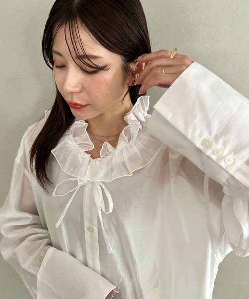 MYMOOD.(マイムード)の「襟フリルロングスリーブシアーブラウス 冷房対策/日焼け予防シャツ(シャツ/ブラウス・レディース・オフホワイト/ブラウン/ブラック/ブルー・FREE)」の1枚目の写真