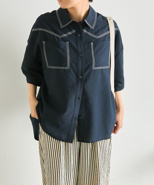 ear PAPILLONNER(イアパピヨネ)の「シアーデニムシャツ【SUM1 STYLE】(シャツ/ブラウス・レディース・ネイビー・FREE)」の3枚目の写真