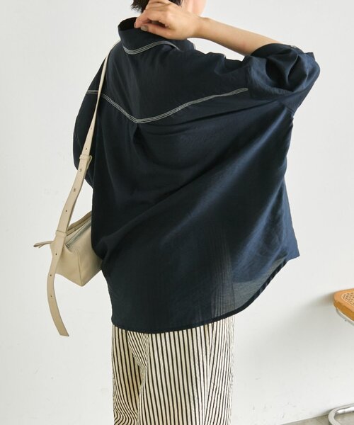 ear PAPILLONNER(イアパピヨネ)の「シアーデニムシャツ【SUM1 STYLE】(シャツ/ブラウス・レディース・ネイビー・FREE)」の5枚目の写真