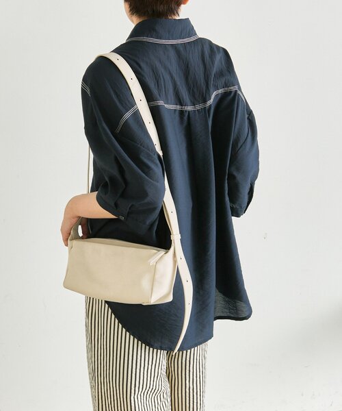 ear PAPILLONNER(イアパピヨネ)の「シアーデニムシャツ【SUM1 STYLE】(シャツ/ブラウス・レディース・ネイビー・FREE)」の6枚目の写真
