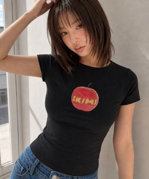 Achic(アシック)の「アップルモチーフコンパクト半袖Tシャツ(Tシャツ/カットソー・レディース・グレー/ブラック・M)」の2枚目の写真