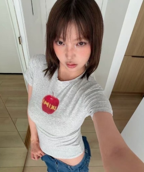 Achic(アシック)の「アップルモチーフコンパクト半袖Tシャツ(Tシャツ/カットソー・レディース・グレー/ブラック・M)」の3枚目の写真