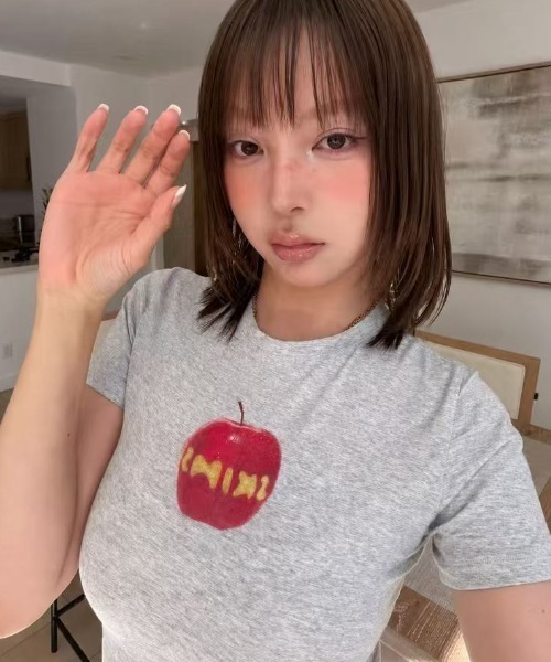Achic(アシック)の「アップルモチーフコンパクト半袖Tシャツ(Tシャツ/カットソー・レディース・グレー/ブラック・M)」の7枚目の写真