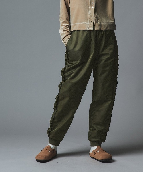 W:Huku(フーク)の「【W:Huku / ナイロンオックス】キルティング フリル パンツ / Nylon Oxford Quilted Frill Pants(その他パンツ・レディース・カーキ/ライトベージュ・FREE)」の4枚目の写真