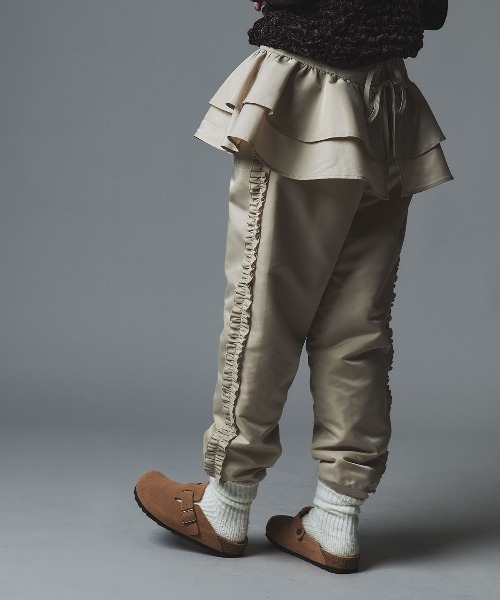 W:Huku(フーク)の「【W:Huku / ナイロンオックス】キルティング フリル パンツ / Nylon Oxford Quilted Frill Pants(その他パンツ・レディース・カーキ/ライトベージュ・FREE)」の6枚目の写真