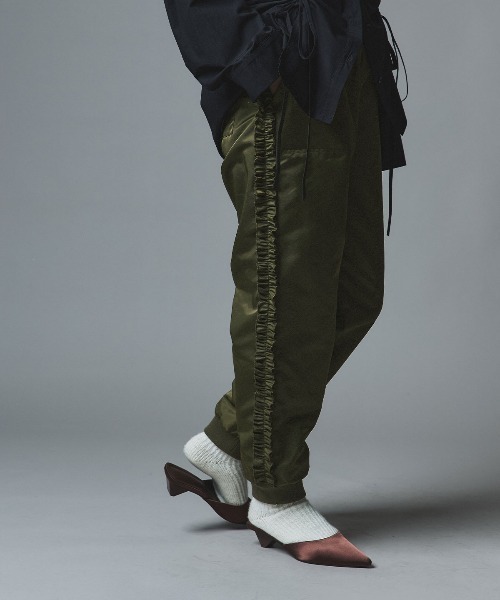 W:Huku(フーク)の「【W:Huku / ナイロンオックス】キルティング フリル パンツ / Nylon Oxford Quilted Frill Pants(その他パンツ・レディース・カーキ/ライトベージュ・FREE)」の15枚目の写真