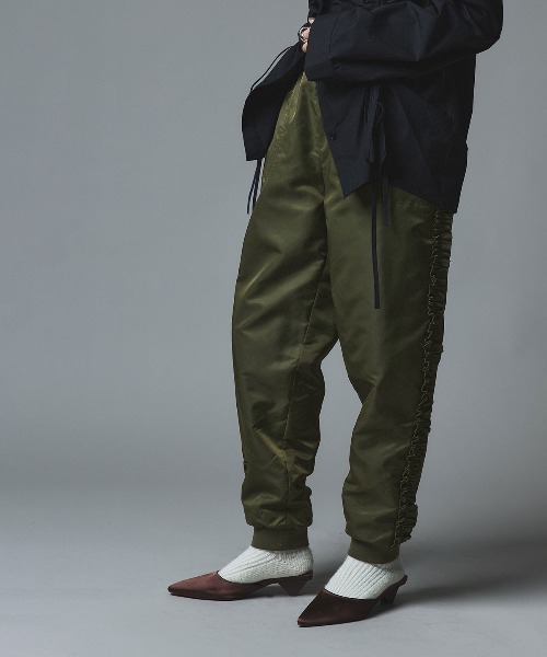 W:Huku(フーク)の「【W:Huku / ナイロンオックス】キルティング フリル パンツ / Nylon Oxford Quilted Frill Pants(その他パンツ・レディース・カーキ/ライトベージュ・FREE)」の18枚目の写真