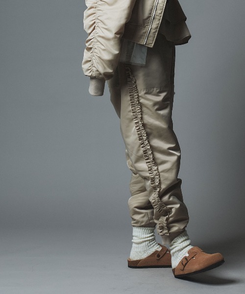 W:Huku(フーク)の「【W:Huku / ナイロンオックス】キルティング フリル パンツ / Nylon Oxford Quilted Frill Pants(その他パンツ・レディース・カーキ/ライトベージュ・FREE)」の19枚目の写真
