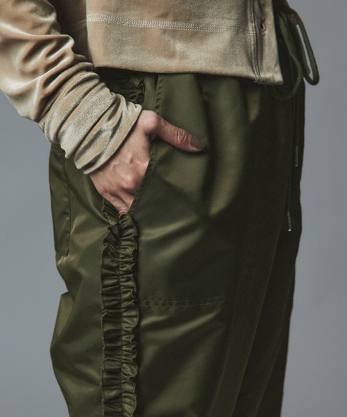 W:Huku(フーク)の「【W:Huku / ナイロンオックス】キルティング フリル パンツ / Nylon Oxford Quilted Frill Pants(その他パンツ・レディース・カーキ/ライトベージュ・FREE)」の20枚目の写真
