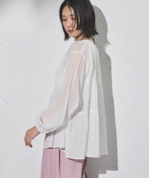 Doux archives(ドゥアルシーヴ)の「ティアードギャザーチュニック(シャツ/ブラウス・レディース・ブルー/ベージュ/オフホワイト・FREE)」の22枚目の写真
