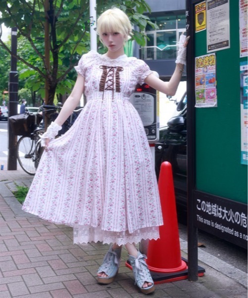 myu:loret（ミュウロレット）の「ストライプ花柄ワンピース（ワンピース・レディース・ホワイト/ピンク・FREE）」の2枚目の写真