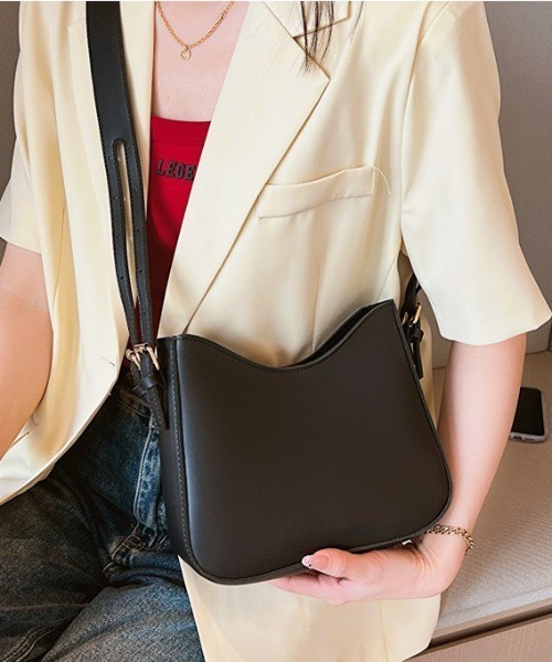 MELT(メルト)の「leather big belt shoulder bag/PU太ベルトショルダーバッグ 2WAYショルダーバッグ(ショルダーバッグ・レディース・ブラック/ブラウン・FREE)」の1枚目の写真