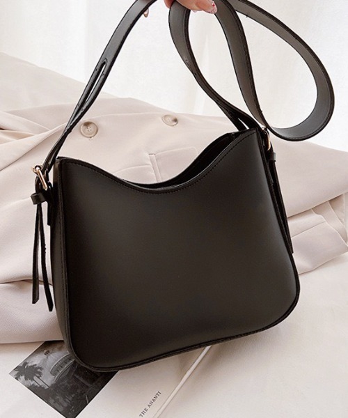 MELT(メルト)の「leather big belt shoulder bag/PU太ベルトショルダーバッグ 2WAYショルダーバッグ(ショルダーバッグ・レディース・ブラック/ブラウン・FREE)」の5枚目の写真