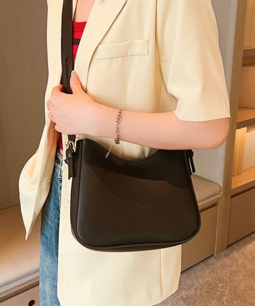 MELT(メルト)の「leather big belt shoulder bag/PU太ベルトショルダーバッグ 2WAYショルダーバッグ(ショルダーバッグ・レディース・ブラック/ブラウン・FREE)」の3枚目の写真