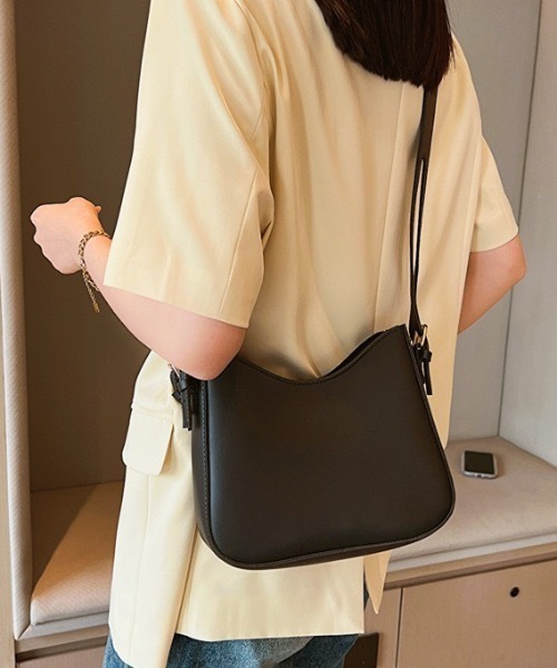 MELT(メルト)の「leather big belt shoulder bag/PU太ベルトショルダーバッグ 2WAYショルダーバッグ(ショルダーバッグ・レディース・ブラック/ブラウン・FREE)」の4枚目の写真