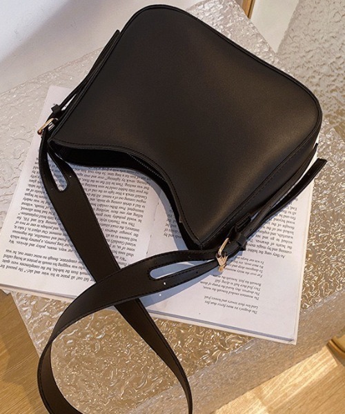 MELT(メルト)の「leather big belt shoulder bag/PU太ベルトショルダーバッグ 2WAYショルダーバッグ(ショルダーバッグ・レディース・ブラック/ブラウン・FREE)」の9枚目の写真