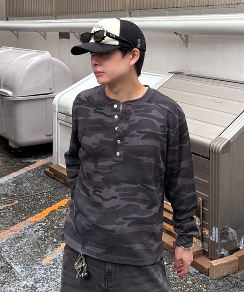 ADAMASTE(アダマスト)の「Camo Thermal Henry Neck L/S Tee - 迷彩サーマルヘンリーネックロングスリーブT(Tシャツ/カットソー・メンズ・ブラウン/ブラック/グリーン系その他2/グリーン系その他・SMALL/MEDIUM/LARGE)」の1枚目の写真