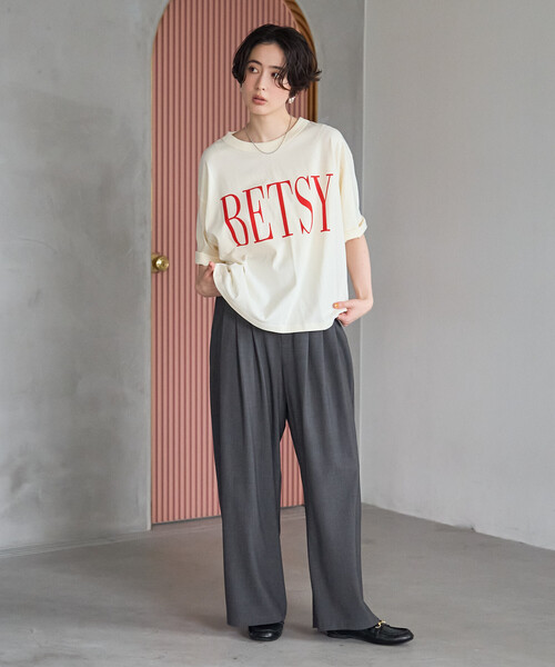 FREAK'S STORE(フリークスストア)の「BETSY ビッグ ロゴTシャツ(Tシャツ/カットソー・レディース・オフホワイト/グレー/チャコールグレー・フリ-)」の4枚目の写真