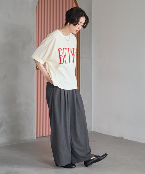FREAK'S STORE(フリークスストア)の「BETSY ビッグ ロゴTシャツ(Tシャツ/カットソー・レディース・オフホワイト/グレー/チャコールグレー・フリ-)」の6枚目の写真