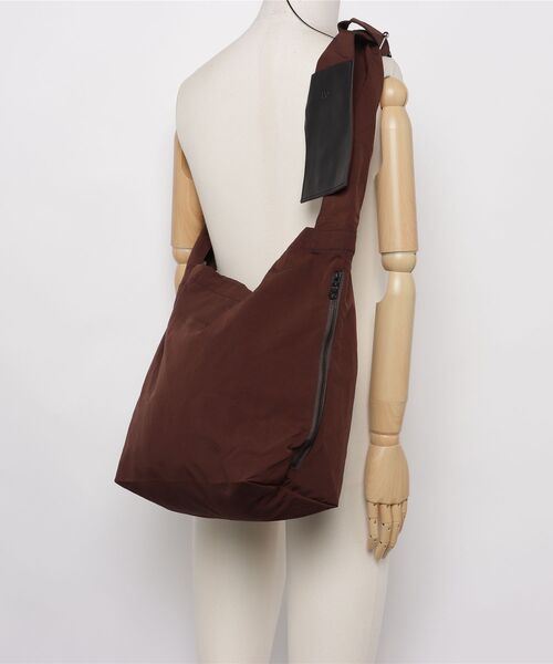 yorozu(ヨロズ)の「yorozu TA-TEX TASUKI SHOULDER (111YZ334)(ショルダーバッグ・メンズ・ブラック/ブラウン・FREE)」の6枚目の写真