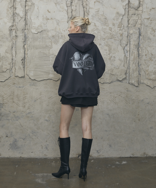 VOONT(ブント)の「Metallic Heart Over-Fit Hood Zip-Up (CHARCOAL)(パーカー・レディース・チャコールグレー・OS)」の2枚目の写真