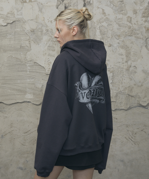 VOONT(ブント)の「Metallic Heart Over-Fit Hood Zip-Up (CHARCOAL)(パーカー・レディース・チャコールグレー・OS)」の5枚目の写真
