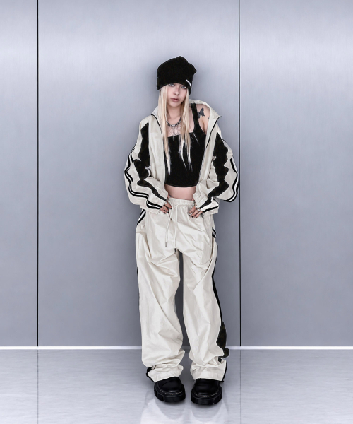 ROARINGRAD(ロアリングラド)の「W.26 クロップドトラックジャケット サンド(ナイロンジャケット・レディース・その他・MEDIUM/LARGE)」の2枚目の写真
