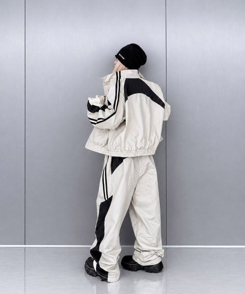 ROARINGRAD(ロアリングラド)の「W.26 クロップドトラックジャケット サンド(ナイロンジャケット・レディース・その他・MEDIUM/LARGE)」の4枚目の写真