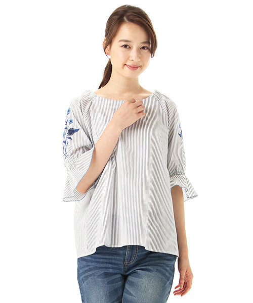 Honeys(ハニーズ)の「袖刺繍入りブラウス(シャツ/ブラウス・レディース・ホワイト系その他/ピンク/ホワイト×グレー/オフホワイト・L/M)」の3枚目の写真