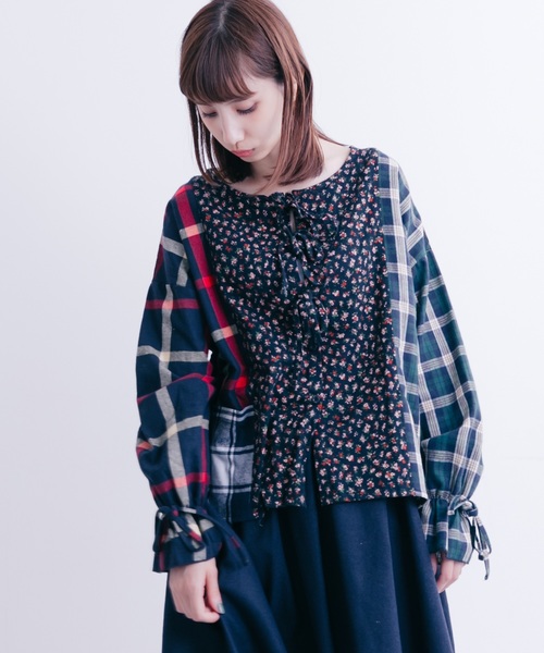 MERLOT（メルロー）の「チェック×フラワー柄ブラウス7218（シャツ/ブラウス・レディース・レッド/ネイビー・FREE）」の2枚目の写真