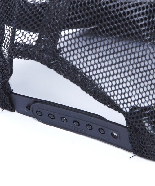 XLARGE（エクストララージ）の「SLANTED LOGO MESH TRUCKER（キャップ・メンズ・ホワイト/ブラック/ネイビー/チャコールグレー/ブラウン・ONE SIZE）」の6枚目の写真