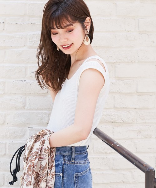 natural couture（ナチュラルクチュール）の「スリット入りタンク（タンクトップ・レディース・ブラック/オフホワイト/ミント/ピンクベージュ・FREE）」の21枚目の写真