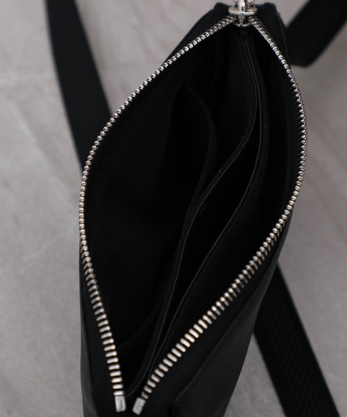 UNITED TOKYO（ユナイテッドトウキョウ）の「カーフレザーサコッシュS/ミニショルダー（ショルダーバッグ・メンズ・ブラック/アイボリー・FREE）」の4枚目の写真