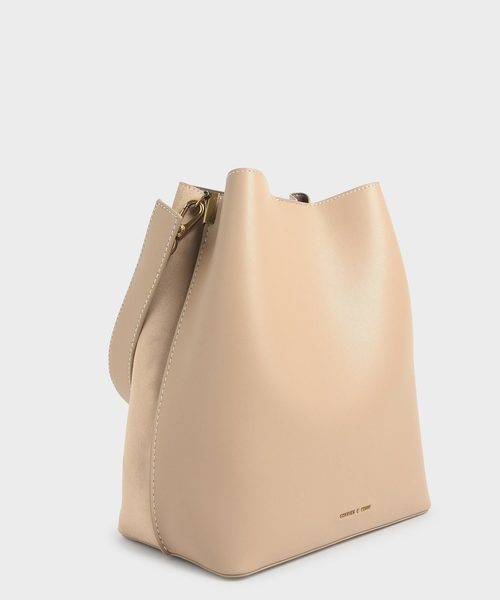 CHARLES & KEITH（チャールズ & キース）の「スタッズ