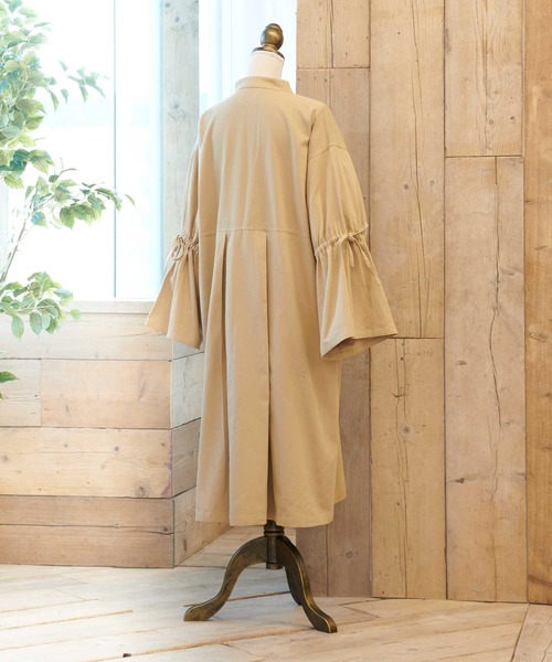 classicalelf(クラシカルエルフ)の「Classical Elf × malevieノーカラー袖フリルコットンボタン留めロング丈ガウンコート(ノーカラーコート・レディース・ブラック/キナリ/ベージュ・MEDIUM/LARGE)」の11枚目の写真