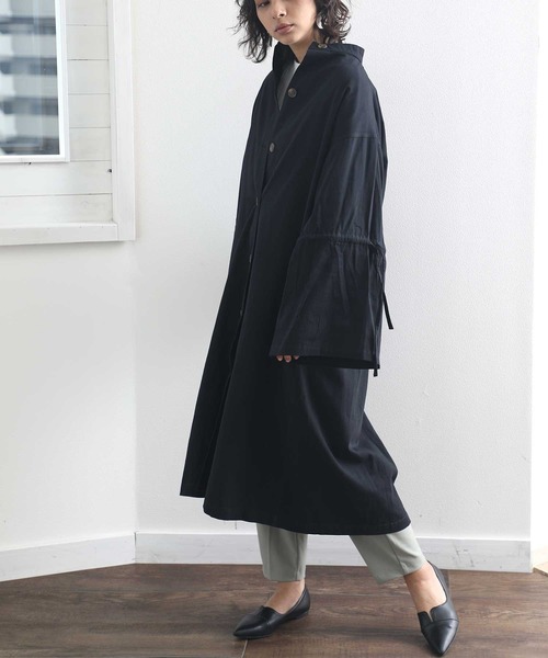 classicalelf(クラシカルエルフ)の「Classical Elf × malevieノーカラー袖フリルコットンボタン留めロング丈ガウンコート(ノーカラーコート・レディース・ブラック/キナリ/ベージュ・MEDIUM/LARGE)」の22枚目の写真