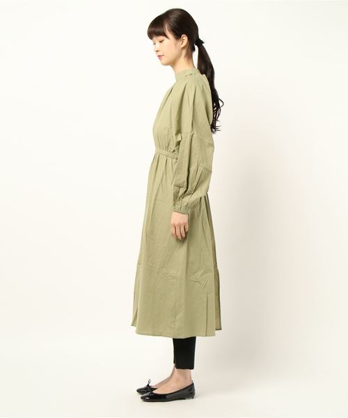 STYLEBLOCK(スタイルブロック)の「2WAYハイネックギャザーガウンワンピース(ワンピース・レディース・ホワイト/ブラック/ライトカーキ/ライトベージュ・M)」の5枚目の写真