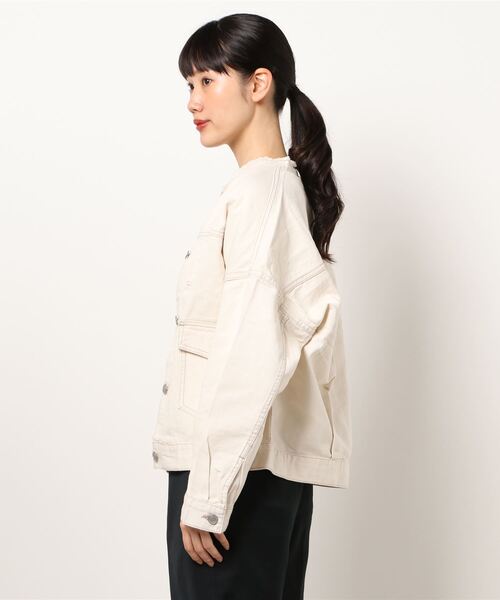 SPINNS（スピンズ）の「【ゆったりシルエット】ノーカラーツイルデニムジャケット（デニムジャケット・レディース・アイボリー・ONESIZE）」の4枚目の写真