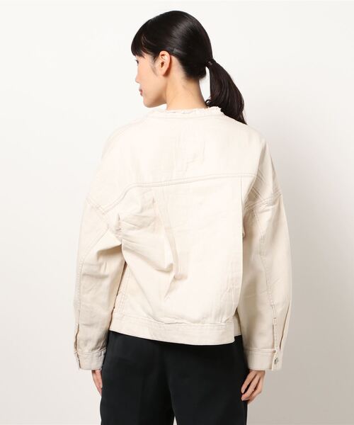 SPINNS（スピンズ）の「【ゆったりシルエット】ノーカラーツイルデニムジャケット（デニムジャケット・レディース・アイボリー・ONESIZE）」の2枚目の写真