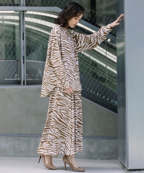 Munich（ミューニック）の「ゼブラプリントクレープデシン　シャツブラウス(セットアップ可)（シャツ/ブラウス・レディース・キャメル/ブラック・FREE）」の4枚目の写真