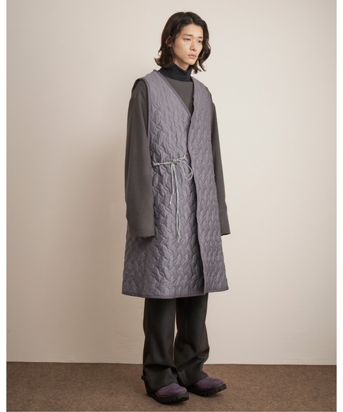 And A（アンドエー）の「TROVE トローブ / JARVI VEST ジャルビ キルティングロングベスト / 65VST02（その他アウター・メンズ・アッシュブラウン/グレー・1/3）」の10枚目の写真