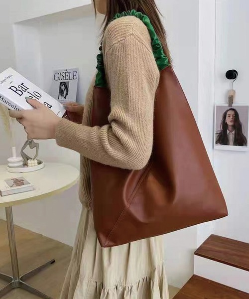 CORNERS（コーナーズ）の「ポーチ付きフェイクレザー配色バッグ（トートバッグ・レディース・ブラック/ブラウン/グリーン/アイボリー/マスタード・FREE）」の4枚目の写真