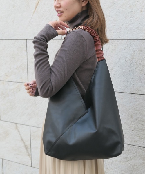 CORNERS（コーナーズ）の「ポーチ付きフェイクレザー配色バッグ（トートバッグ・レディース・ブラック/ブラウン/グリーン/アイボリー/マスタード・FREE）」の3枚目の写真