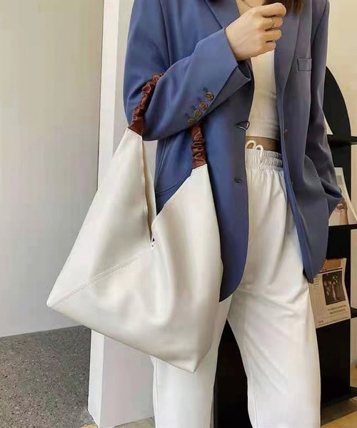 CORNERS（コーナーズ）の「ポーチ付きフェイクレザー配色バッグ（トートバッグ・レディース・ブラック/ブラウン/グリーン/アイボリー/マスタード・FREE）」の16枚目の写真