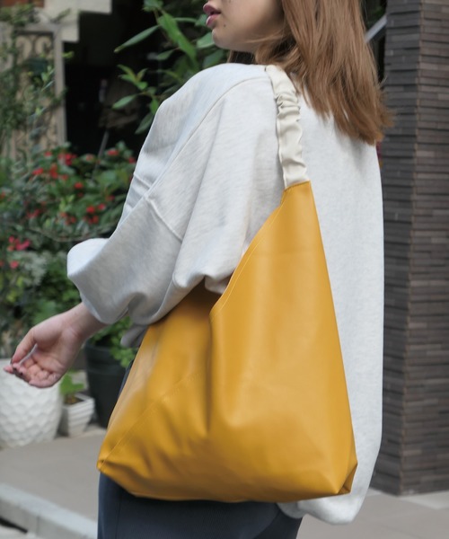 CORNERS（コーナーズ）の「ポーチ付きフェイクレザー配色バッグ（トートバッグ・レディース・ブラック/ブラウン/グリーン/アイボリー/マスタード・FREE）」の17枚目の写真