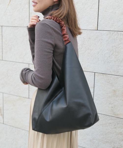 CORNERS（コーナーズ）の「ポーチ付きフェイクレザー配色バッグ（トートバッグ・レディース・ブラック/ブラウン/グリーン/アイボリー/マスタード・FREE）」の12枚目の写真